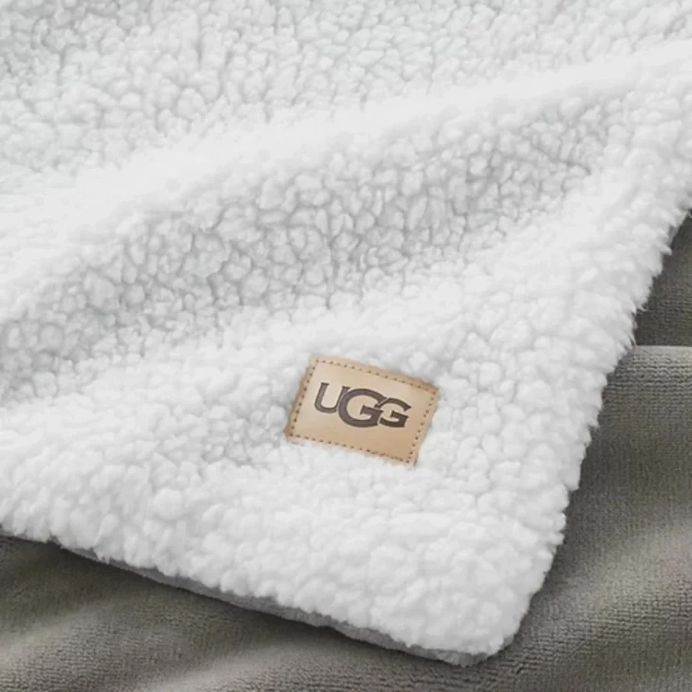 UGG Avery Reversible Throw 50” x 70” Seal Gray NEW!